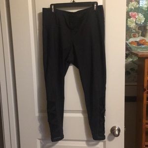 Cropped leggings with cute crisscross under knees